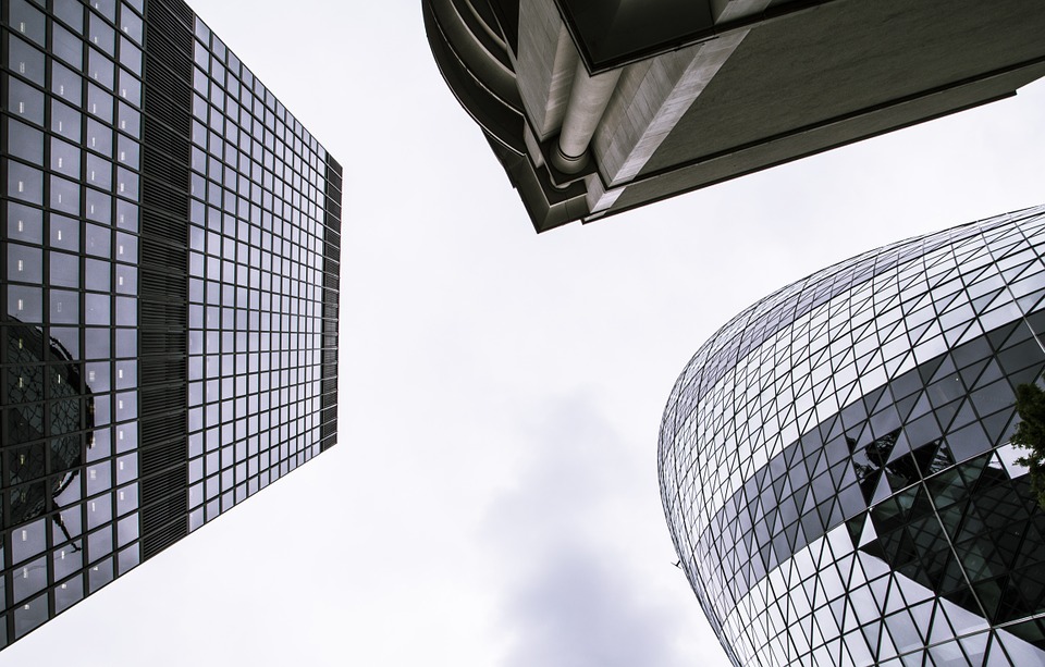 photo looking up Canary Wharf